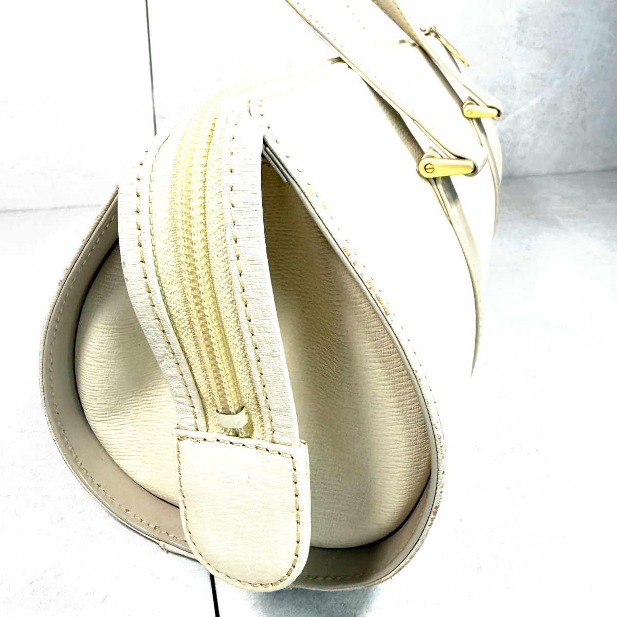 Vintage Burberrys Cream Leather Barrel Bag – 90s Top Handle Cylinder Purse