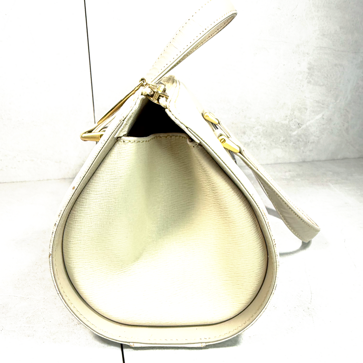 Vintage Burberrys Cream Leather Barrel Bag – 90s Top Handle Cylinder Purse