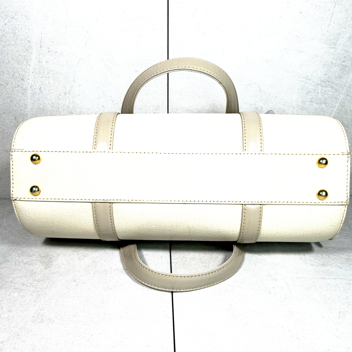 Vintage Burberrys Cream Leather Barrel Bag – 90s Top Handle Cylinder Purse