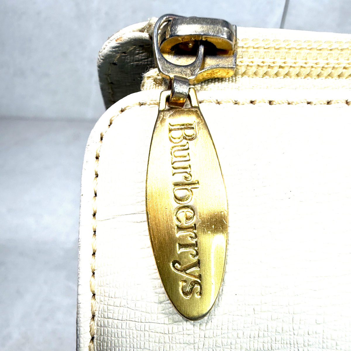 Vintage Burberrys Cream Leather Barrel Bag – 90s Top Handle Cylinder Purse
